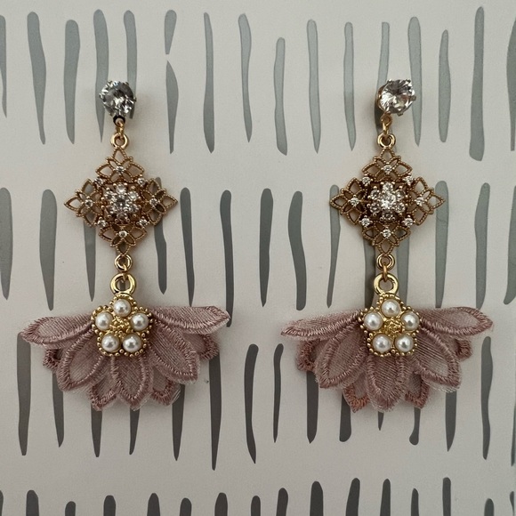 Elegant Flirty Flower-Inspired Dangle Earrings- Mixed Material Stylish Feminine - Picture 9 of 11